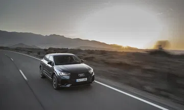Audi Q3 Sportback mostrando su diseño dinámico en carretera.