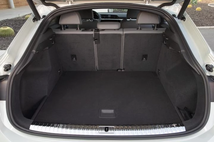 Amplio maletero del Audi Q3 Sportback, mostrando su capacidad y acabados.