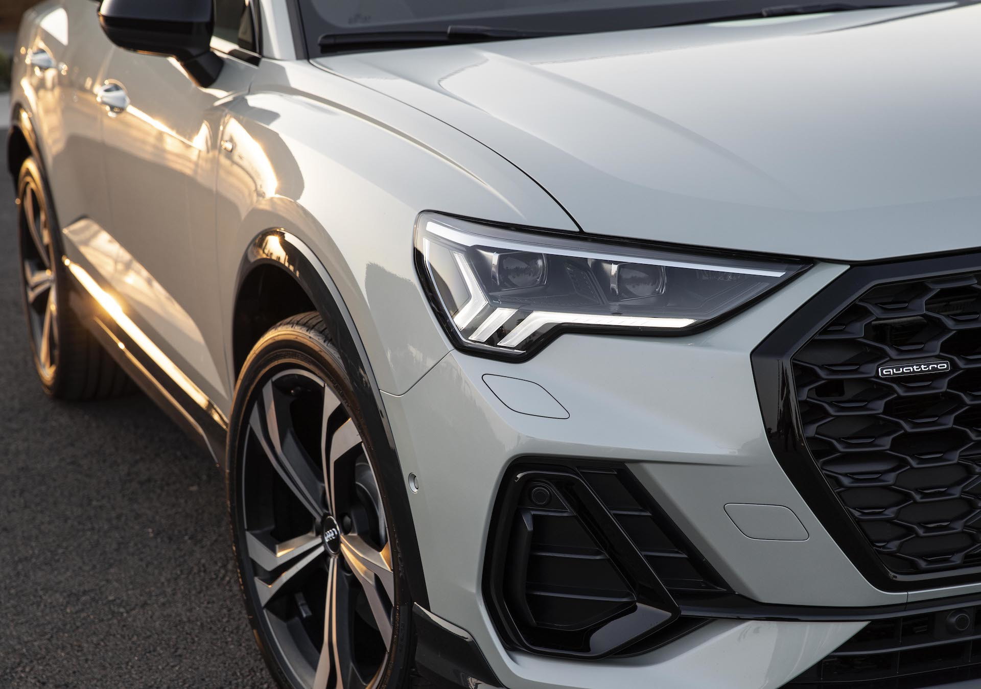 Vista detalle del innovador faro LED del Audi Q3 Sportback.