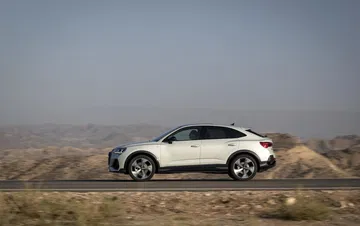 Vista lateral del Audi Q3 Sportback resaltando su diseño coupé.