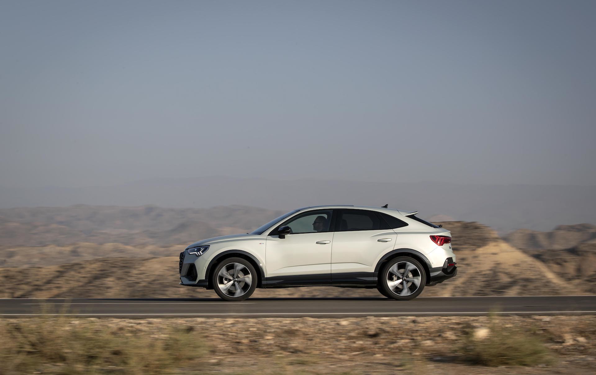 Vista lateral del Audi Q3 Sportback resaltando su diseño coupé.