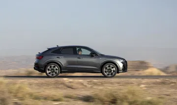 Vista dinámica en movimiento del Audi Q3 Sportback destacando su diseño lateral