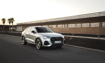 Vista lateral dinámica del Audi Q3 Sportback en movimiento.