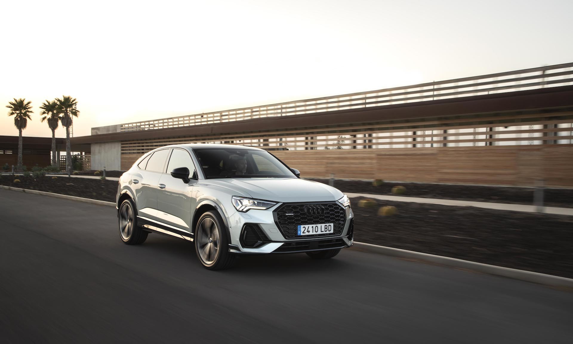 Vista lateral dinámica del Audi Q3 Sportback en movimiento.