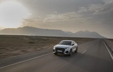Vista dinámica del Audi Q3 Sportback rodando con elegancia.
