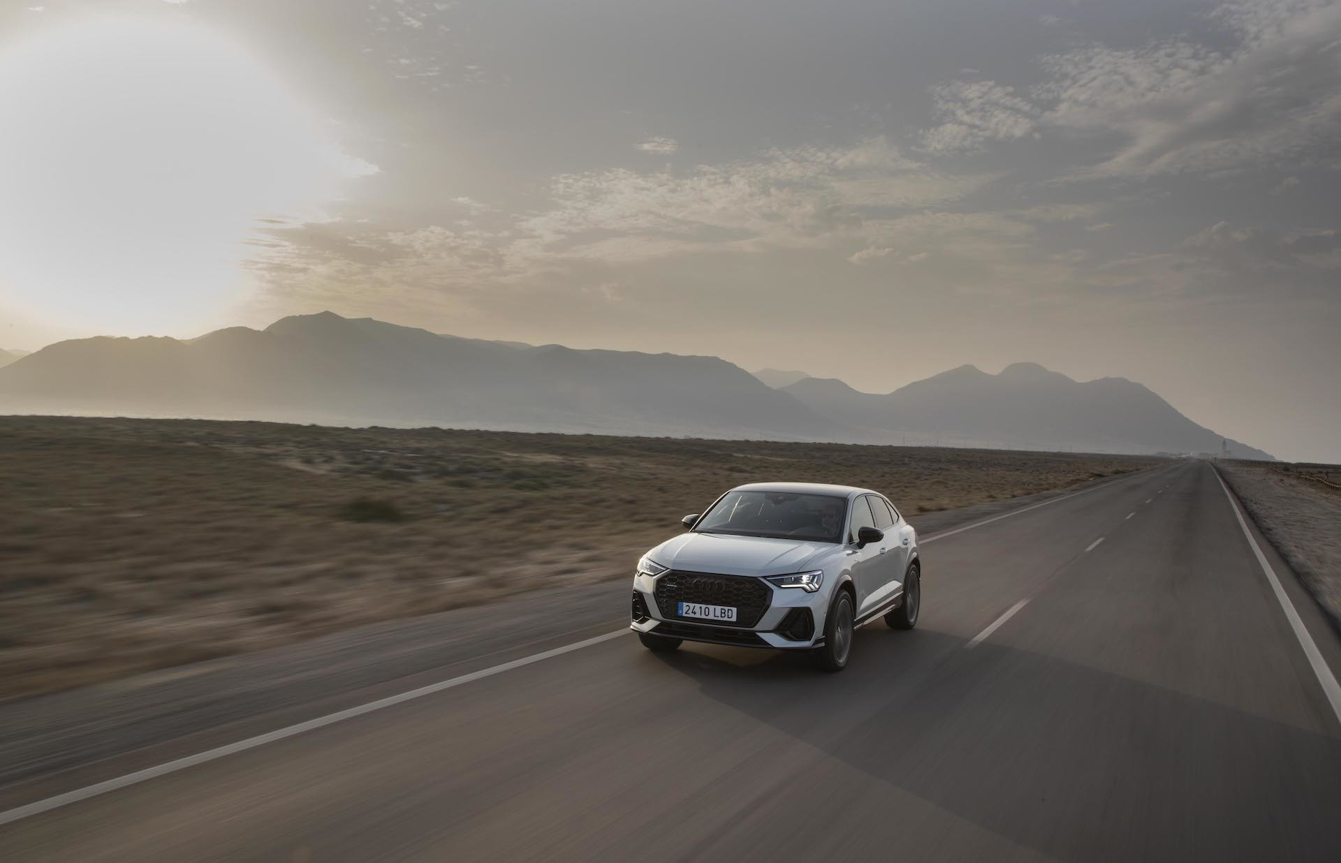 Vista dinámica del Audi Q3 Sportback rodando con elegancia.