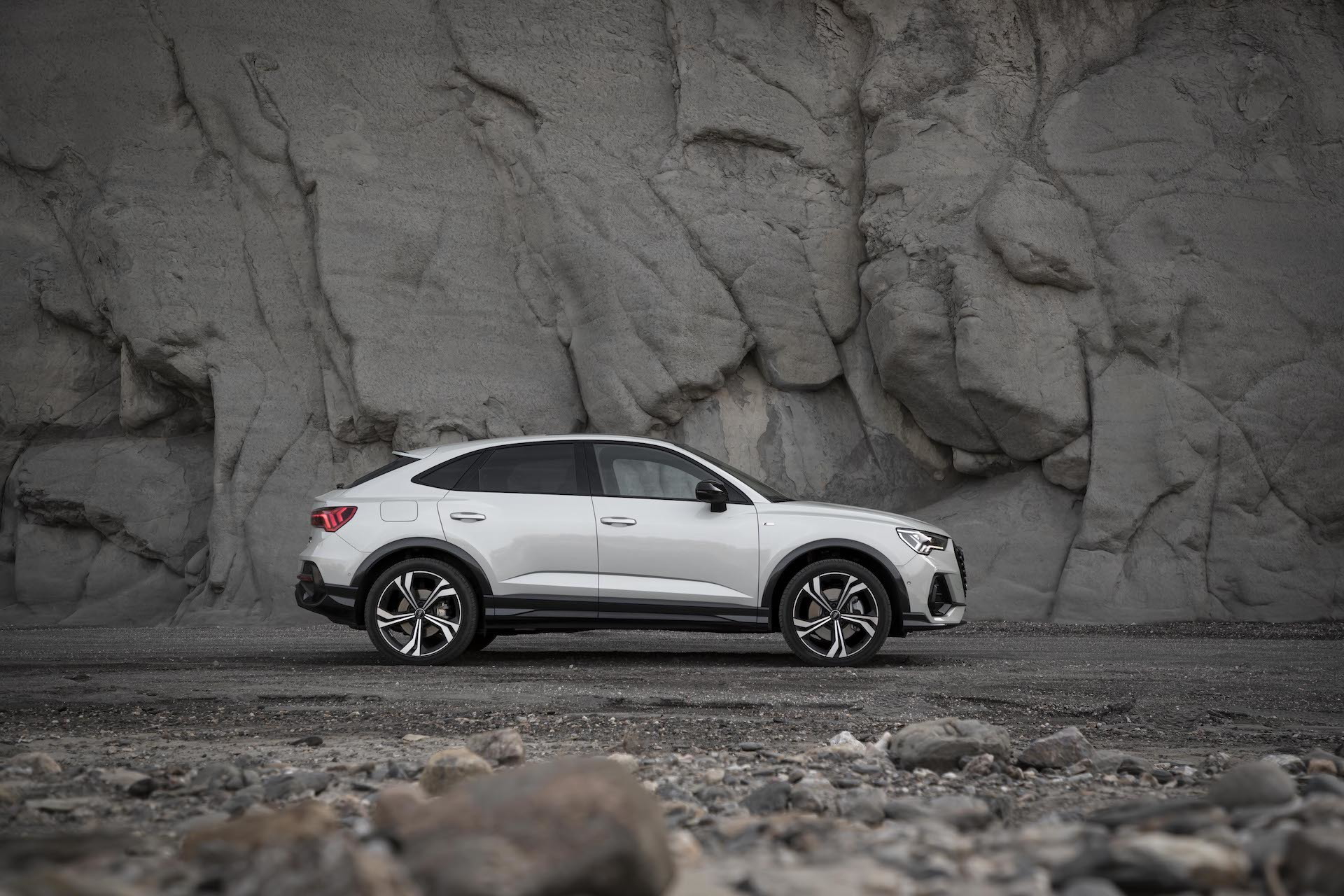 Vista lateral del Audi Q3 Sportback evidenciando su perfil dinámico y deportivo.