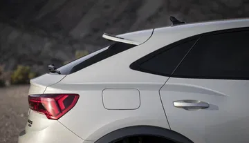 Vista lateral trasera del Audi Q3 Sportback destacando su diseño deportivo.