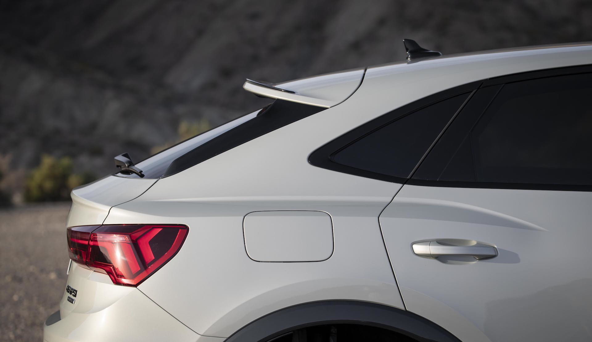 Vista lateral trasera del Audi Q3 Sportback destacando su diseño deportivo.