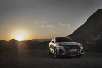 Vista lateral del Audi Q3 Sportback destacando su silueta deportiva.