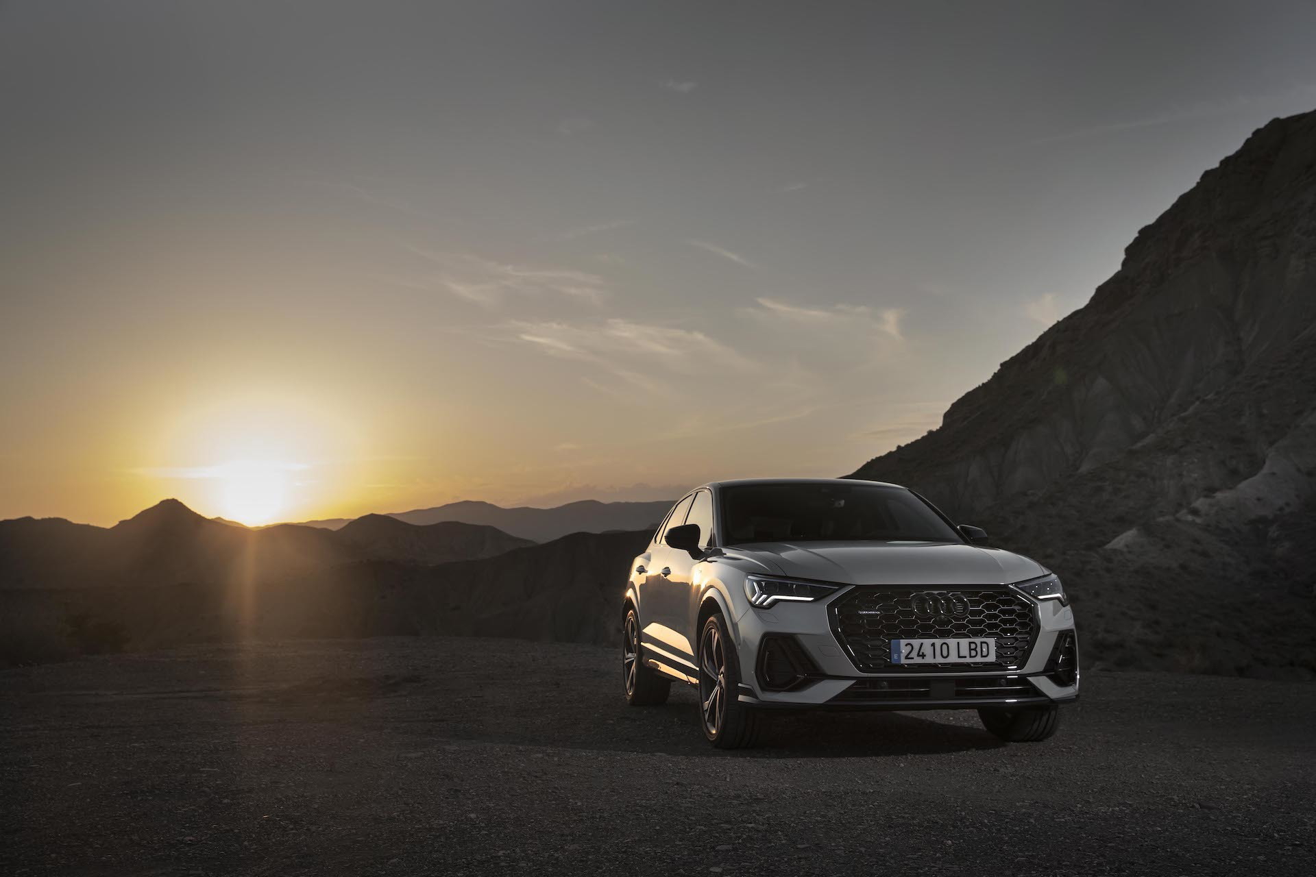 Vista lateral del Audi Q3 Sportback destacando su silueta deportiva.