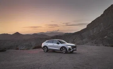 Vista lateral del Audi Q3 Sportback destacando su línea deportiva.