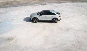 Vista lateral del Audi Q3 Sportback mostrando su línea deportiva y dinámica.