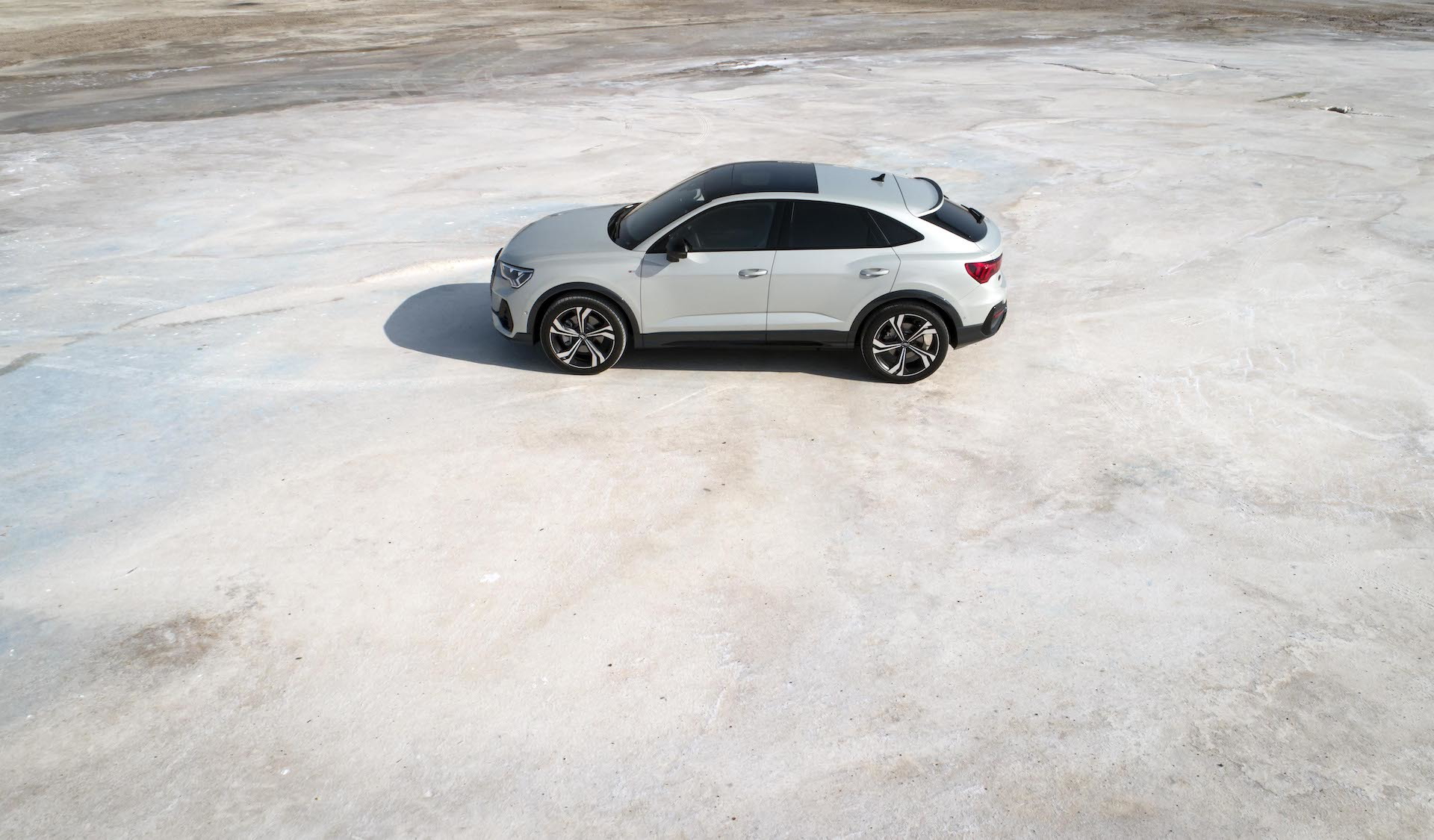 Vista lateral del Audi Q3 Sportback mostrando su línea deportiva y dinámica.