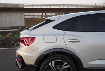 Vista enfocando línea lateral y trasera del Audi Q3 Sportback, destacando su diseño dinámico.