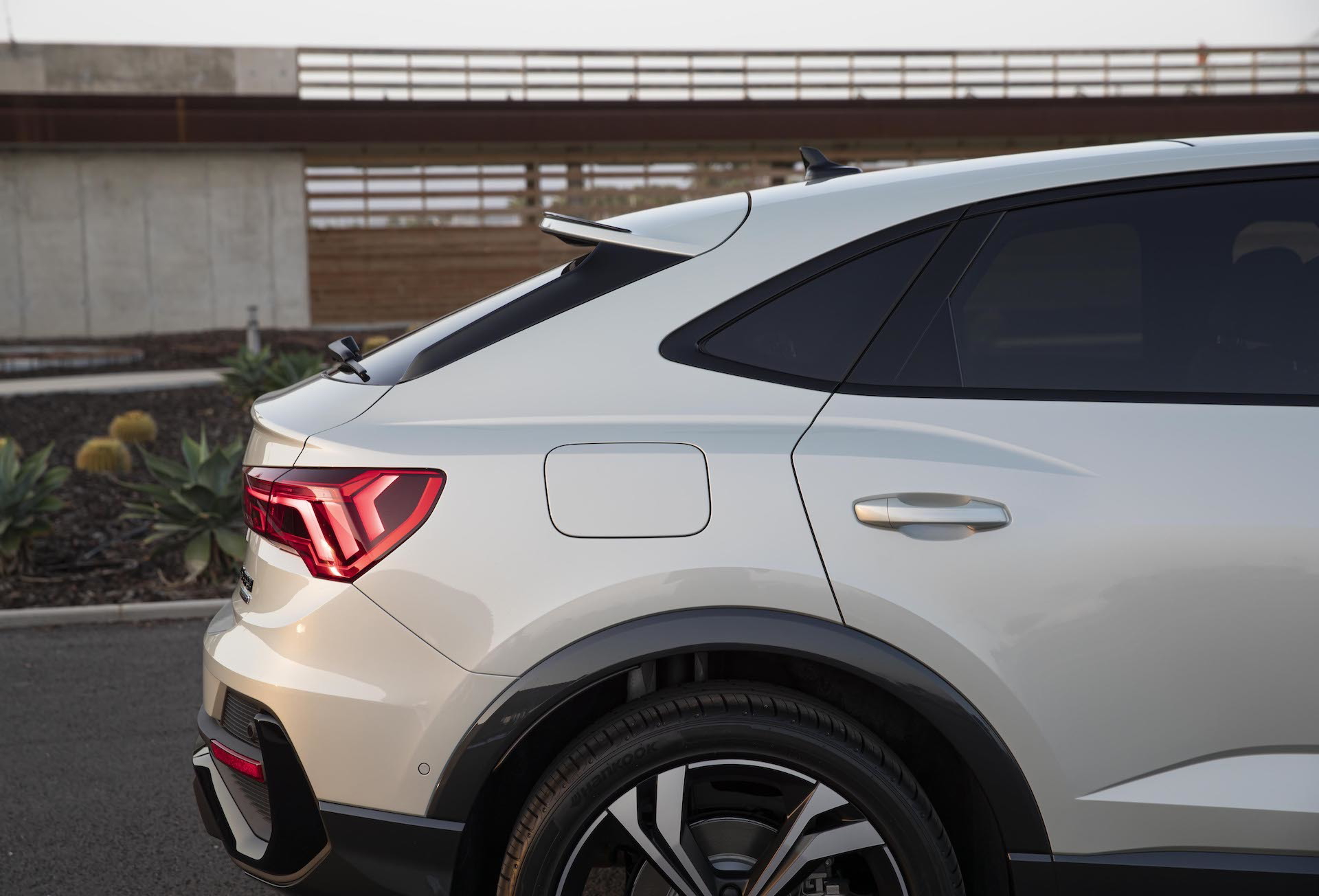 Vista enfocando línea lateral y trasera del Audi Q3 Sportback, destacando su diseño dinámico.