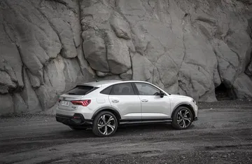 Vista lateral del Audi Q3 Sportback mostrando su diseño dinámico.