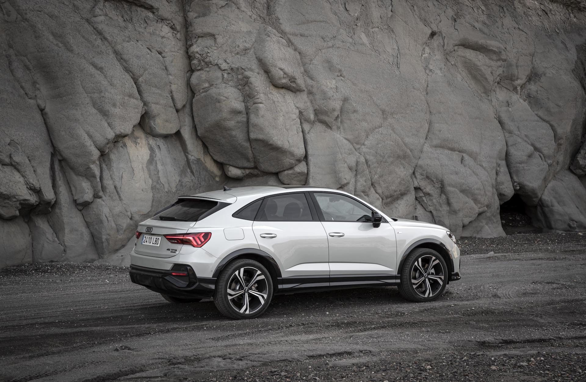 Vista lateral del Audi Q3 Sportback mostrando su diseño dinámico.