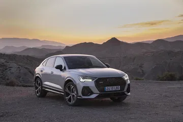 Vista frontal y lateral del Audi Q3 Sportback destacando su diseño dinámico.