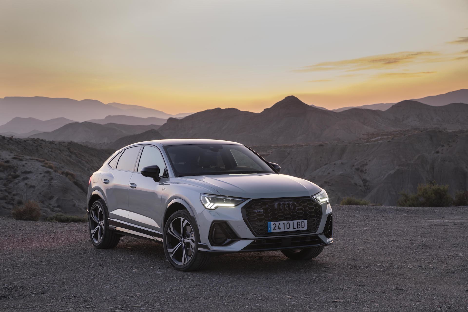 Vista frontal y lateral del Audi Q3 Sportback destacando su diseño dinámico.