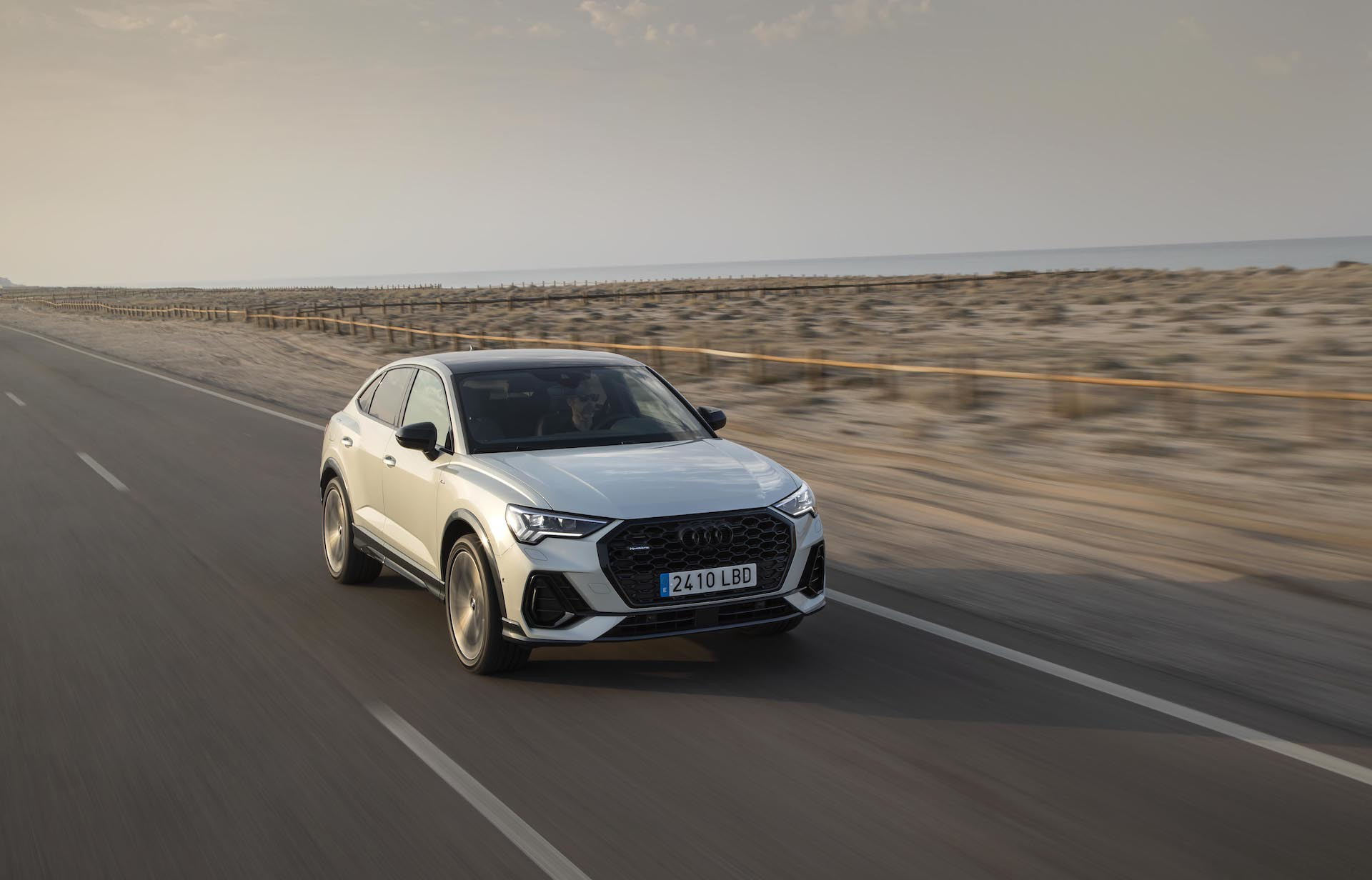 Vista lateral del Audi Q3 Sportback en movimiento, destacando su diseño y aerodinámica.
