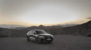 Perfil dinámico del Audi Q3 Sportback destacando su diseño deportivo.