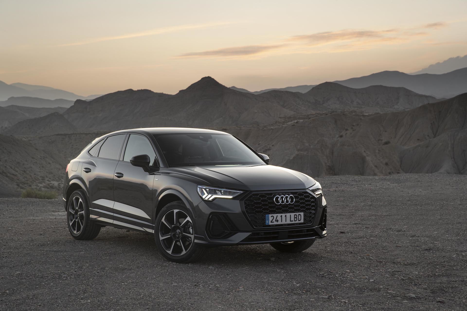 Vista lateral del Audi Q3 Sportback resaltando su diseño aerodinámico.