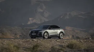 Perfil dinámico del Audi Q3 Sportback evidenciando su línea coupé.