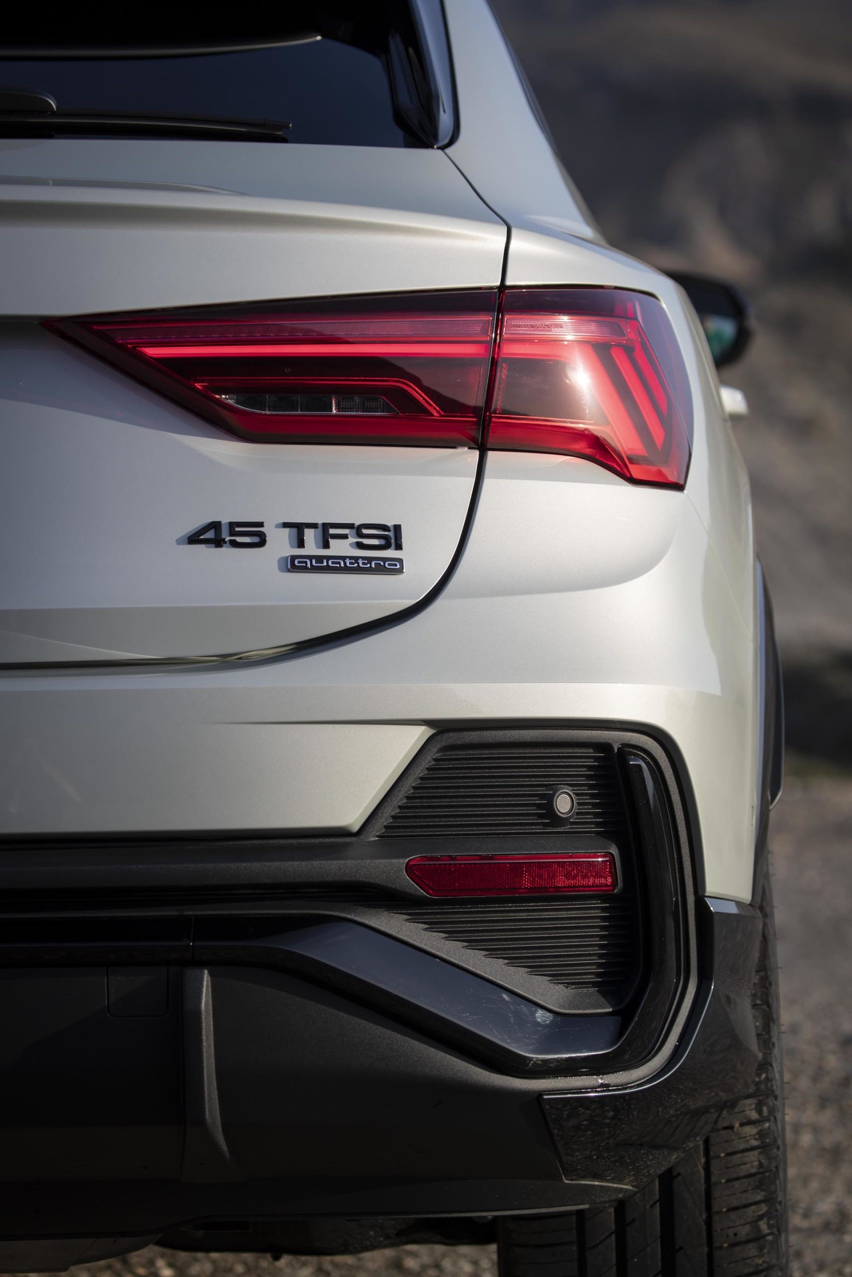 Vista detallada del diseño trasero del Audi Q3 Sportback.