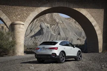 Vista en ángulo que muestra la línea deportiva del Audi Q3 Sportback.