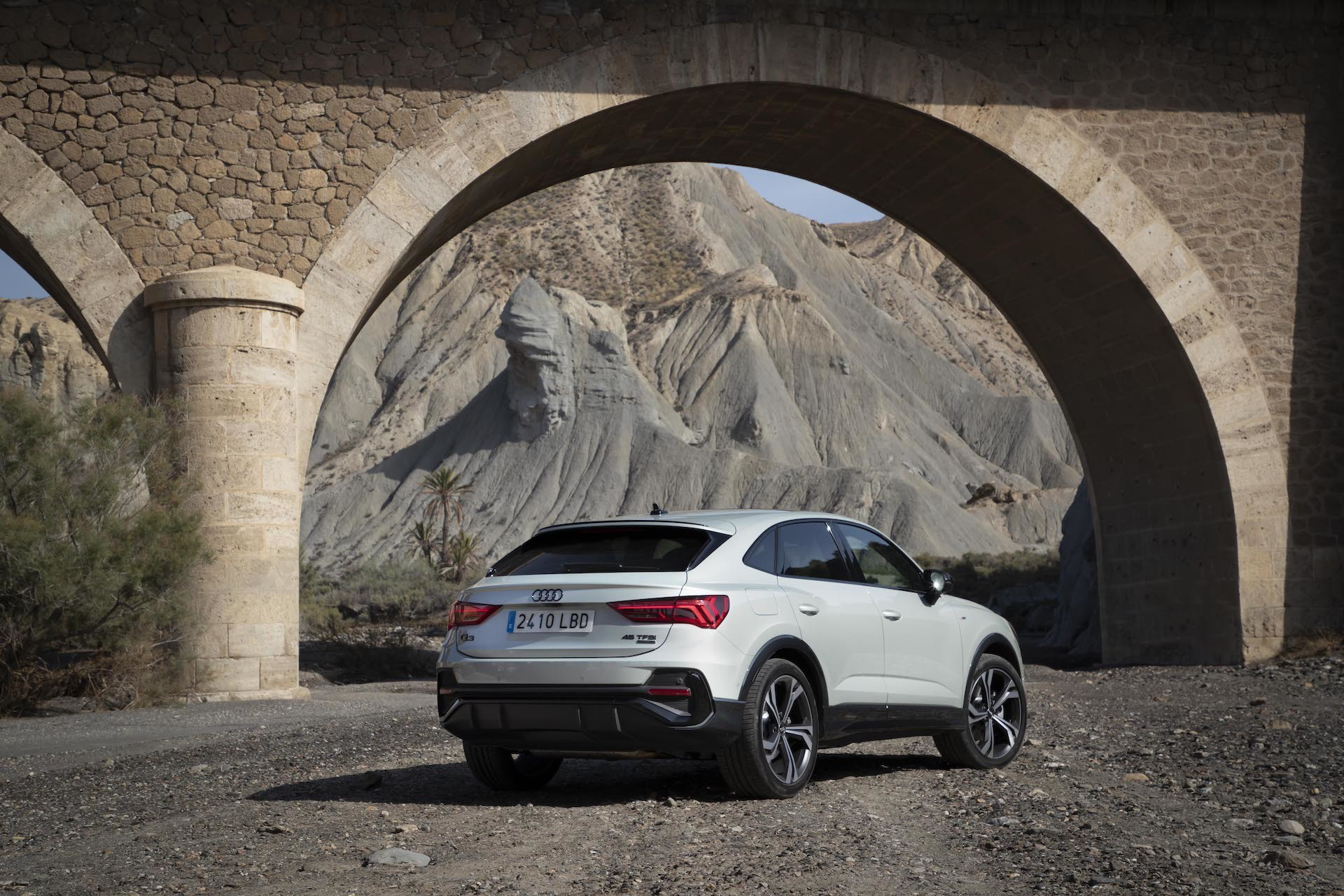 Vista en ángulo que muestra la línea deportiva del Audi Q3 Sportback.