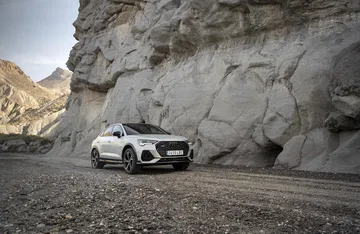 Vista dinámica del Audi Q3 Sportback apreciando su robustez y diseño.