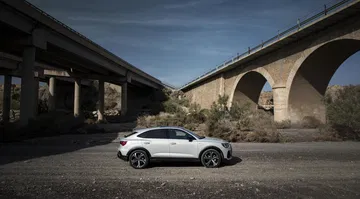 Vista lateral del Audi Q3 Sportback destacando su línea deportiva