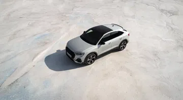 Vista aérea que muestra el techo y diseño lateral del Audi Q3 Sportback.