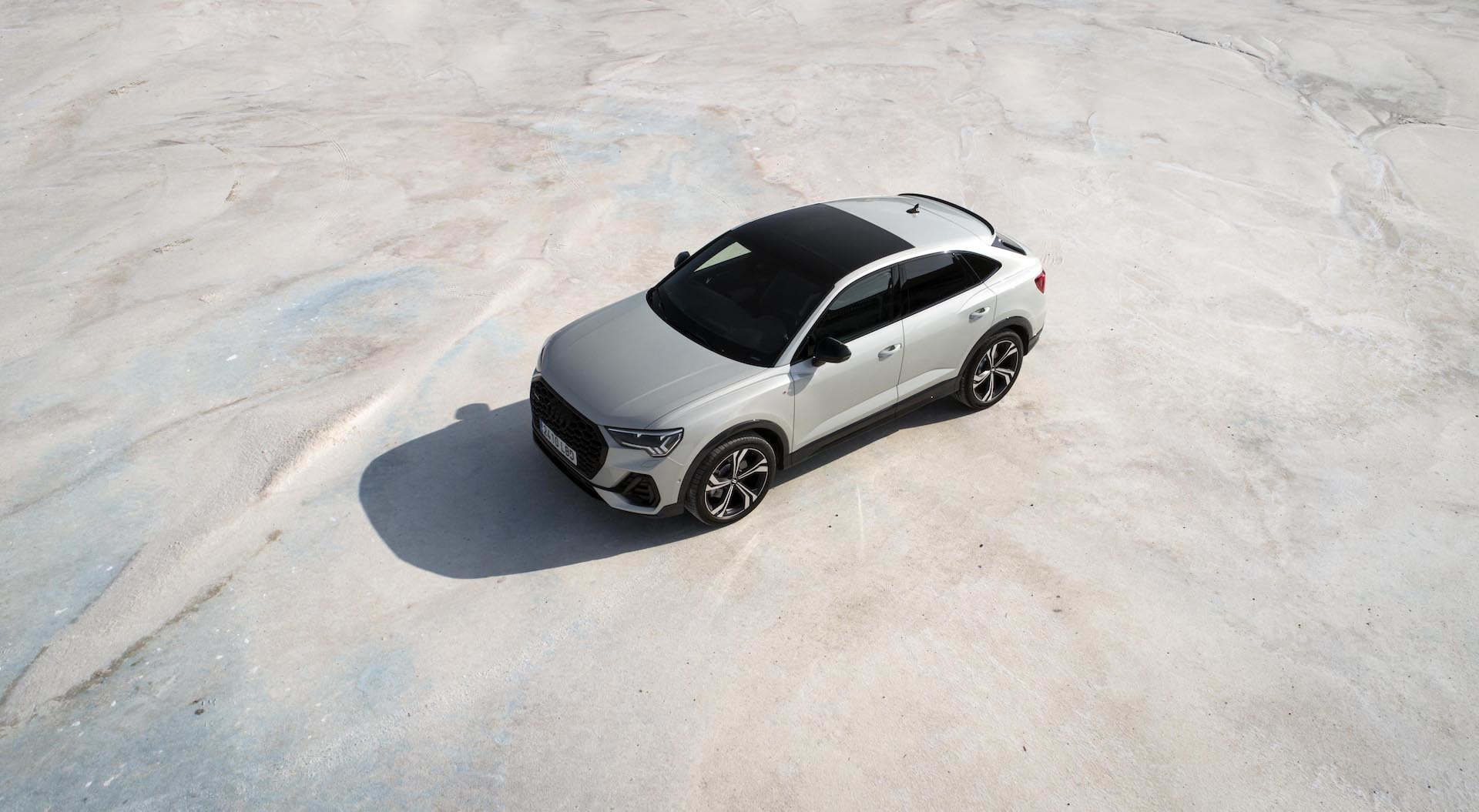 Vista aérea que muestra el techo y diseño lateral del Audi Q3 Sportback.