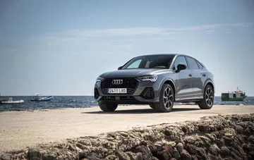 Vista angular del Audi Q3 Sportback destacando su diseño dinámico.