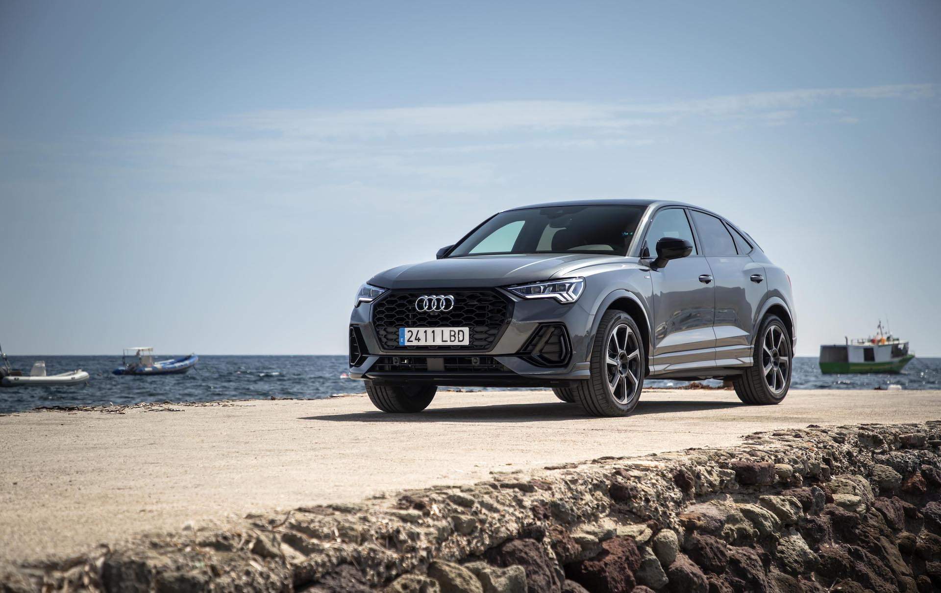 Vista angular del Audi Q3 Sportback destacando su diseño dinámico.