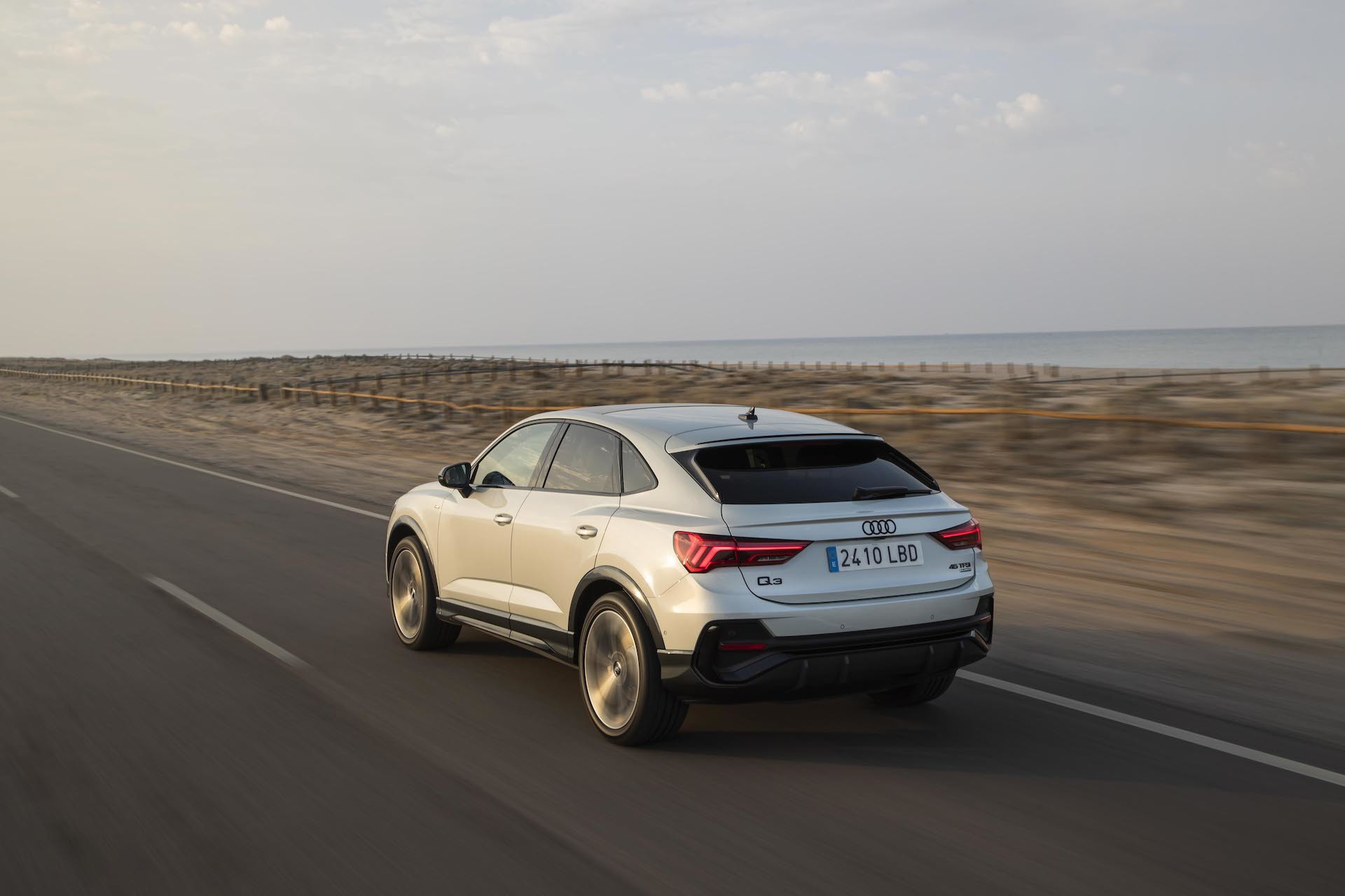 Vista dinámica de la silueta trasera y lateral del Audi Q3 Sportback.