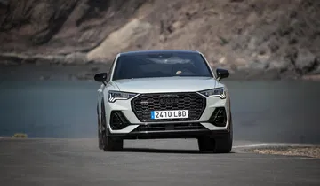 Vista frontal del Audi Q3 Sportback destacando su parrilla y faros.