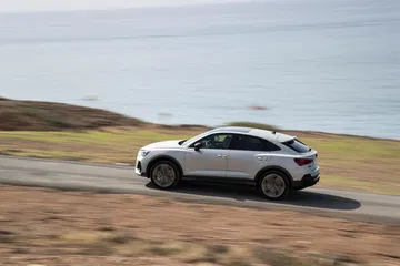 Vista dinámica del Audi Q3 Sportback desde un lateral en movimiento