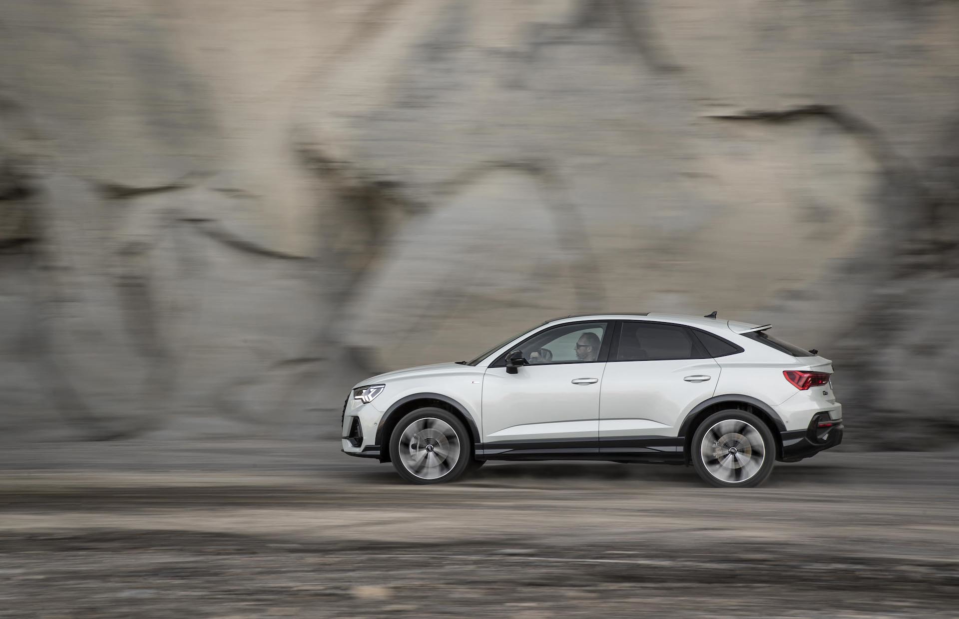Perfil dinámico del Audi Q3 Sportback en movimiento mostrando su línea coupé.