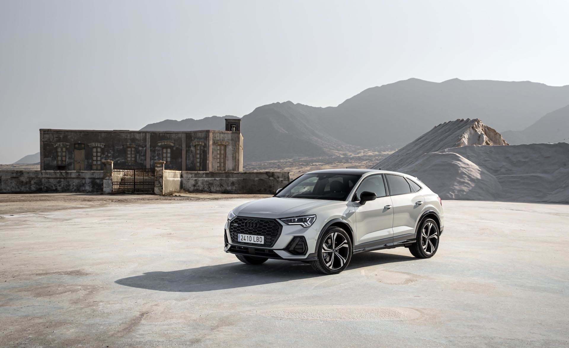 Vista lateral del Audi Q3 Sportback destacando su línea coupé.