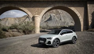 Vista lateral del Audi Q3 Sportback destacando su diseño dinámico y deportivo.