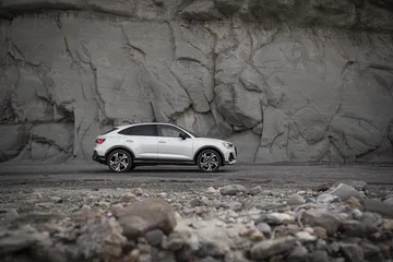Vista lateral del Audi Q3 Sportback destacando su línea de diseño