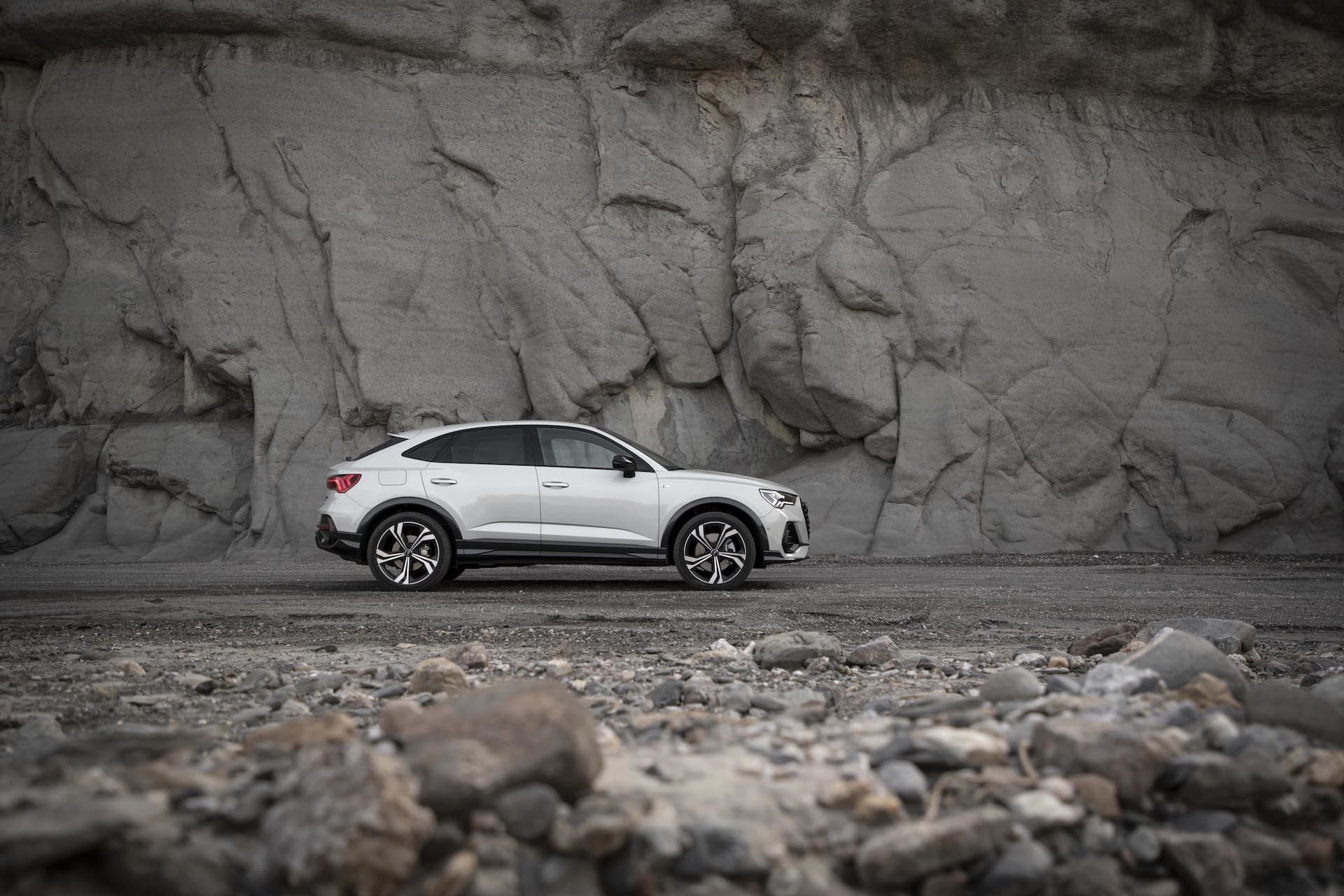 Vista lateral del Audi Q3 Sportback destacando su línea de diseño
