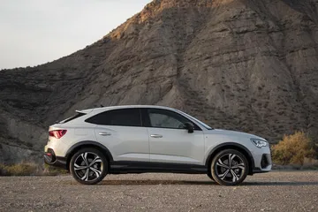Vista lateral del Audi Q3 Sportback mostrando sus líneas dinámicas.