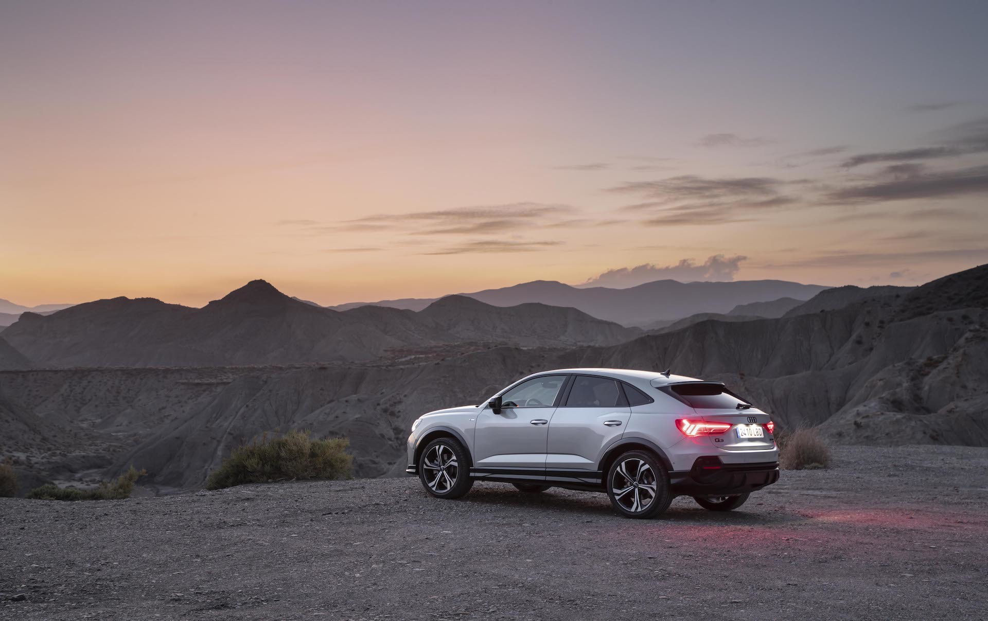 El Audi Q3 Sportback muestra su perfil elegante al atardecer.