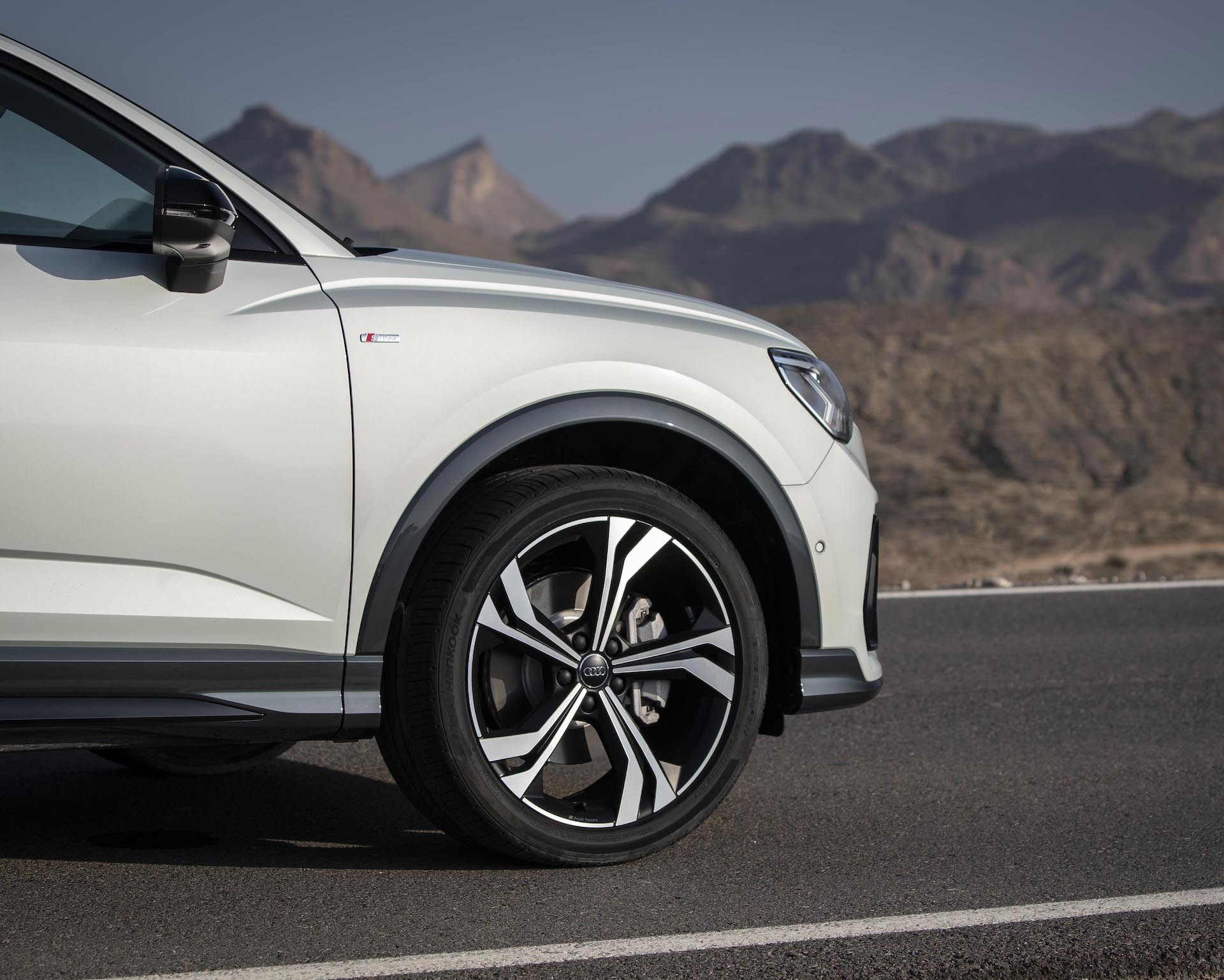 Vista lateral detallada muestrando diseño llantas y carrocería.