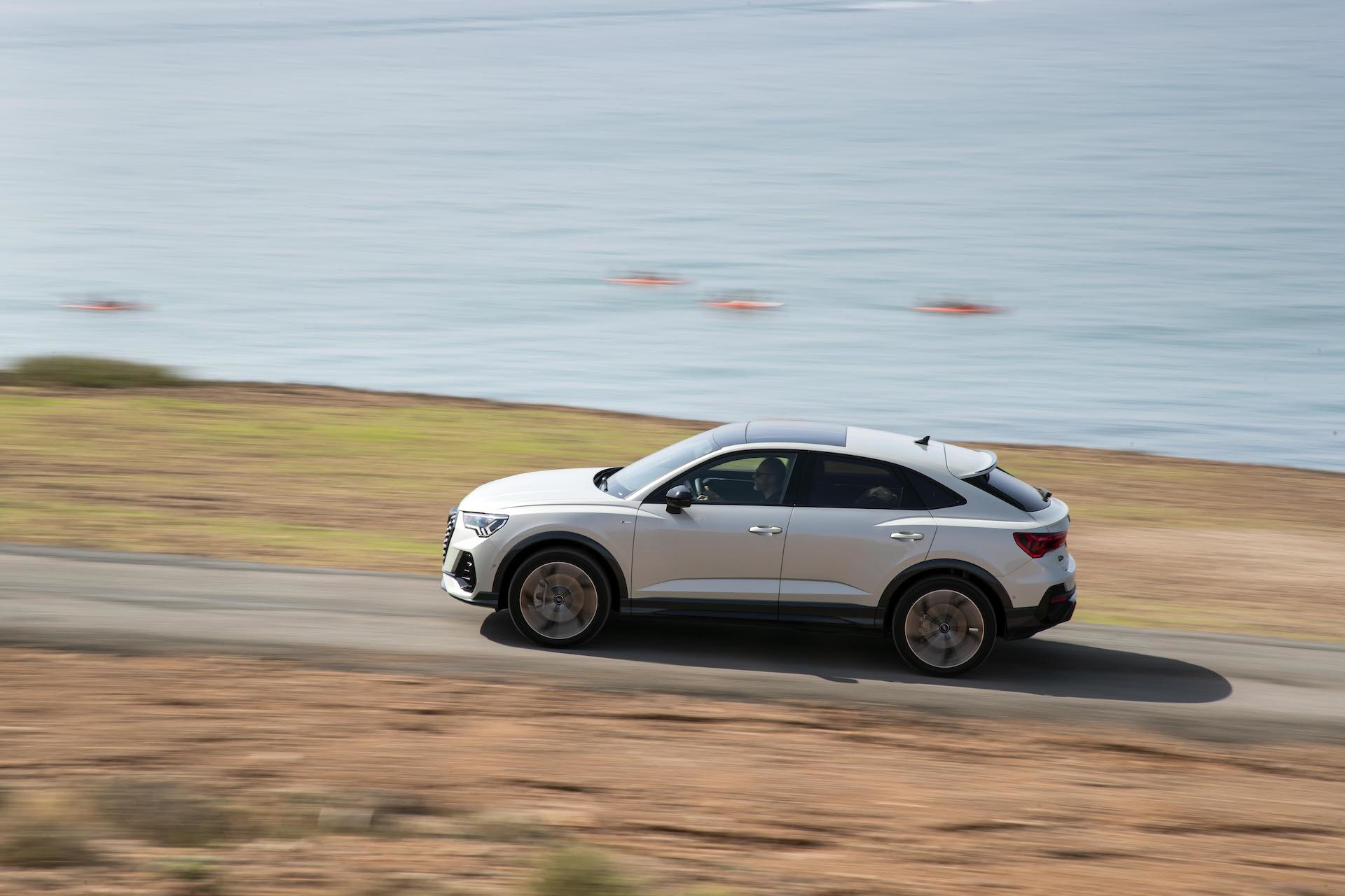 Dinámica lateral del Audi Q3 Sportback en movimiento.