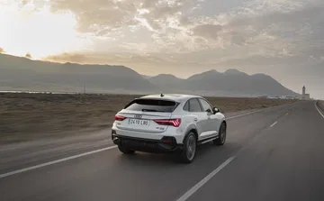 Vista trasera y lateral del Audi Q3 Sportback en movimiento.